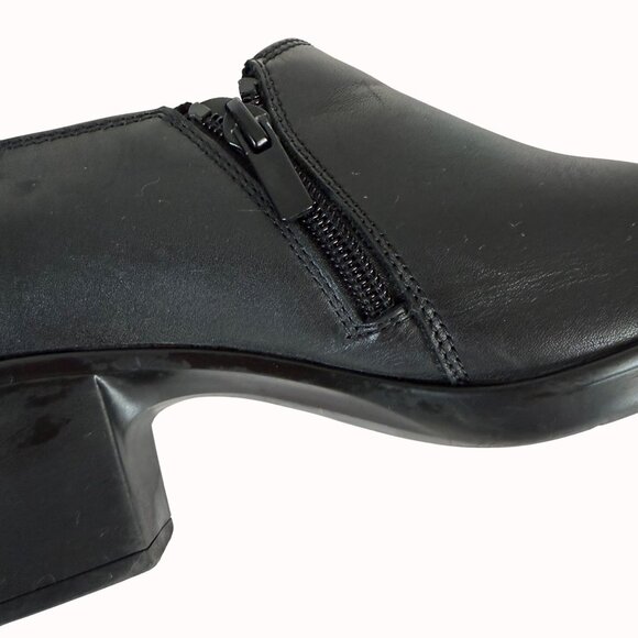 Clarks Black Ankle Bootie Shoes Size 9.5 Leather Button Accent Comfort Cushion - Picture 8 of 14